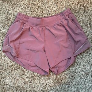 LULULEMON Hotty hot Short - 4inch - size 8